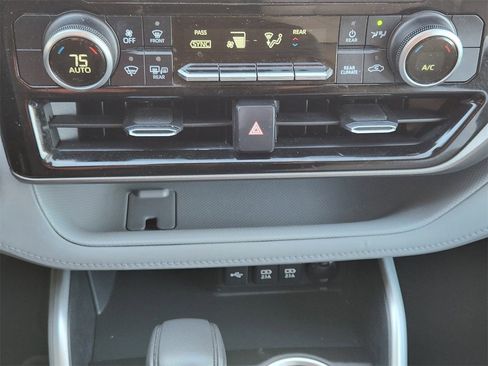 Used 2020 Toyota Highlander L image 18