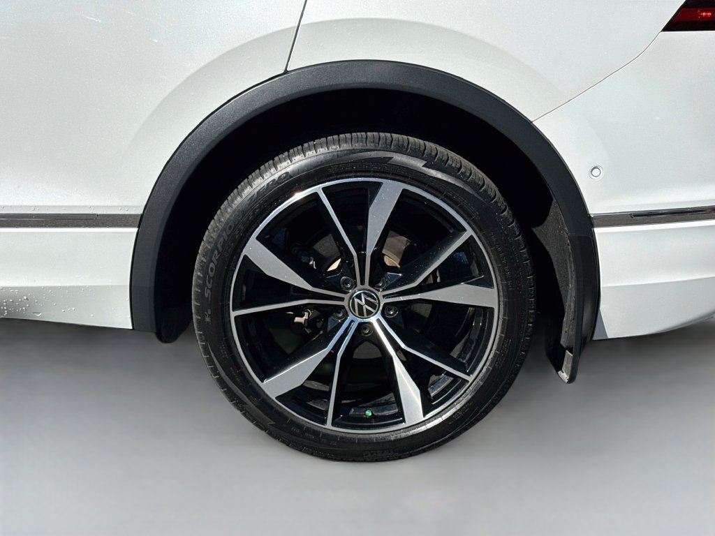 Used 2024 Volkswagen Tiguan SEL R-Line AWD/4WD image 39