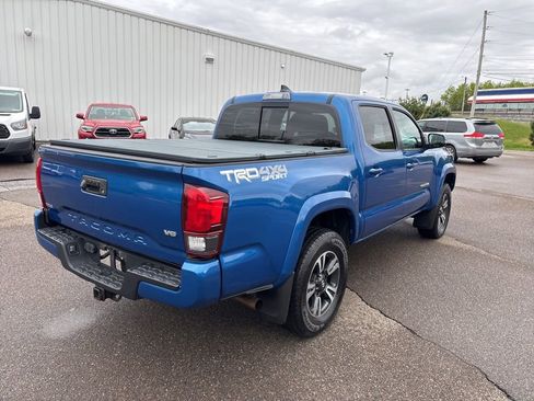 Used 2018 Toyota Tacoma TRD Sport AWD/4WD image 7