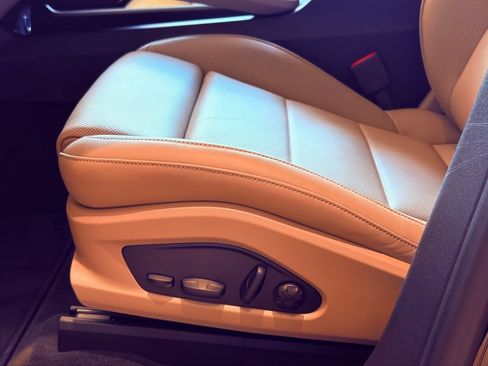 Certified 2025 Porsche Macan 4 Electric AWD/4WD image 23