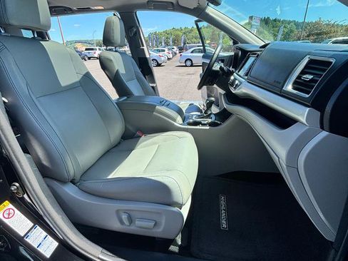 Used 2017 Toyota Highlander XLE w/ Carpet Mat Package AWD/4WD image 32