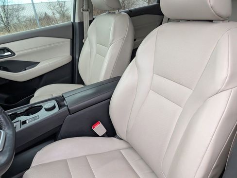 Used 2022 Nissan Rogue SV w/ SV Premium Package image 19