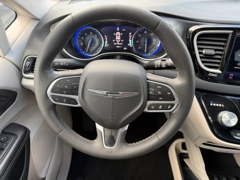 Used 2022 Chrysler Pacifica Touring-L image 17