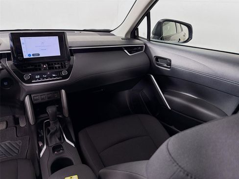 Used 2025 Toyota Corolla Cross LE image 21