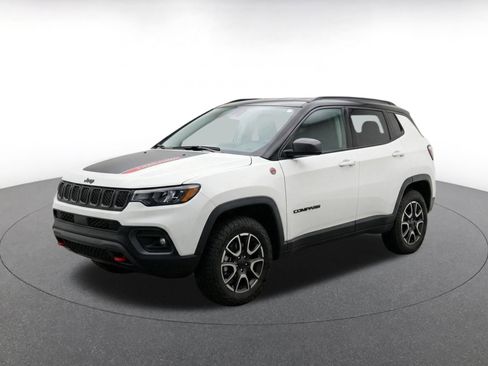 Used 2025 Jeep Compass Trailhawk AWD/4WD image 3