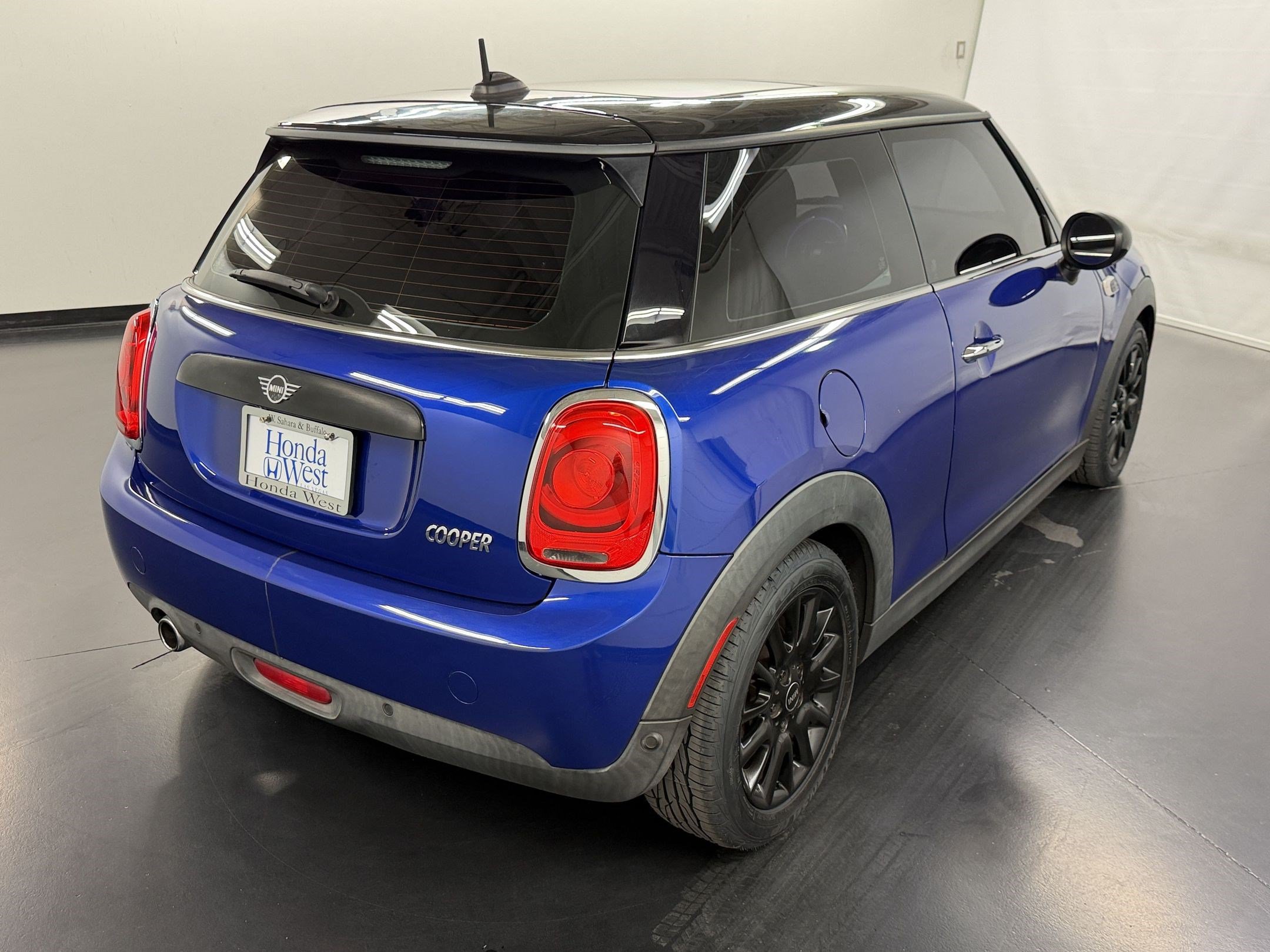 Used 2019 MINI Cooper 2-Door Hardtop FWD image 9