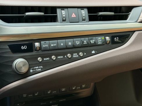 Used 2021 Lexus ES 300h Ultra Luxury FWD image 36