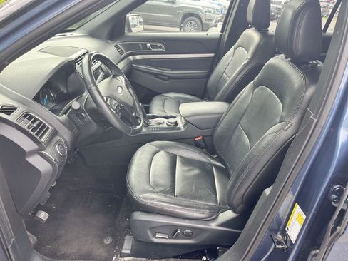 Used 2018 Ford Explorer XLT w/ Equipment Group 202A AWD/4WD image 12