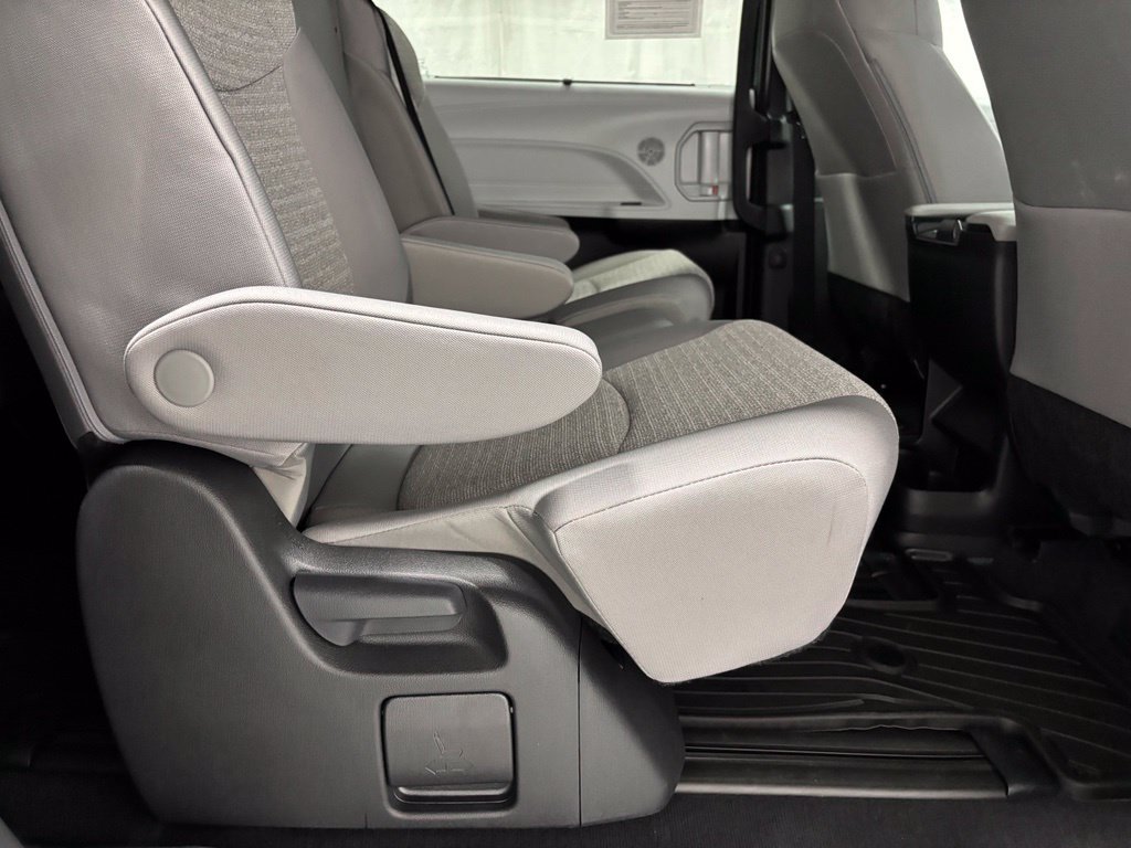 Used 2026 Toyota Sienna LE FWD image 56