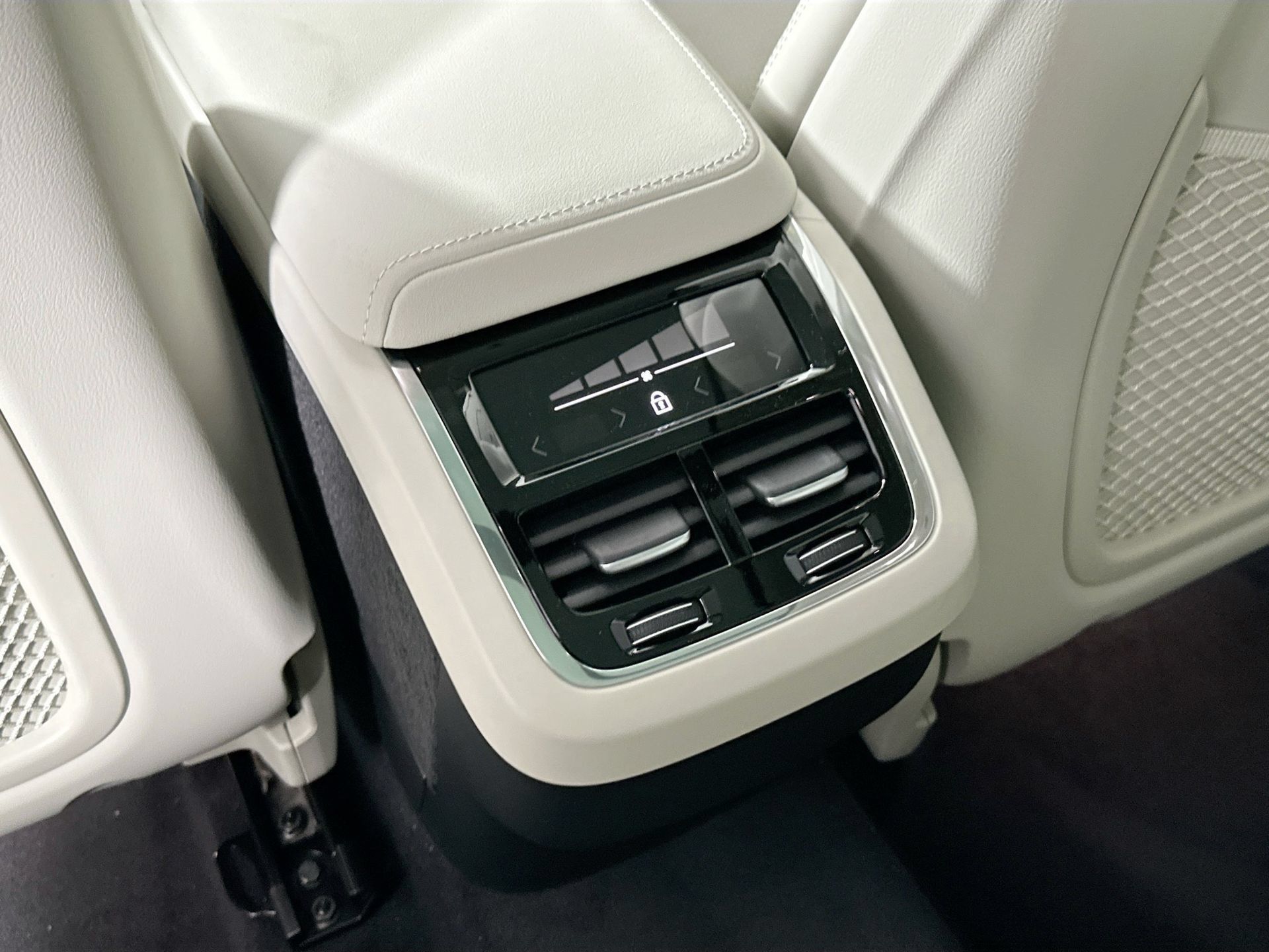 Certified 2025 Volvo XC60 B5 Ultra w/ Protection Package Premier AWD/4WD image 26