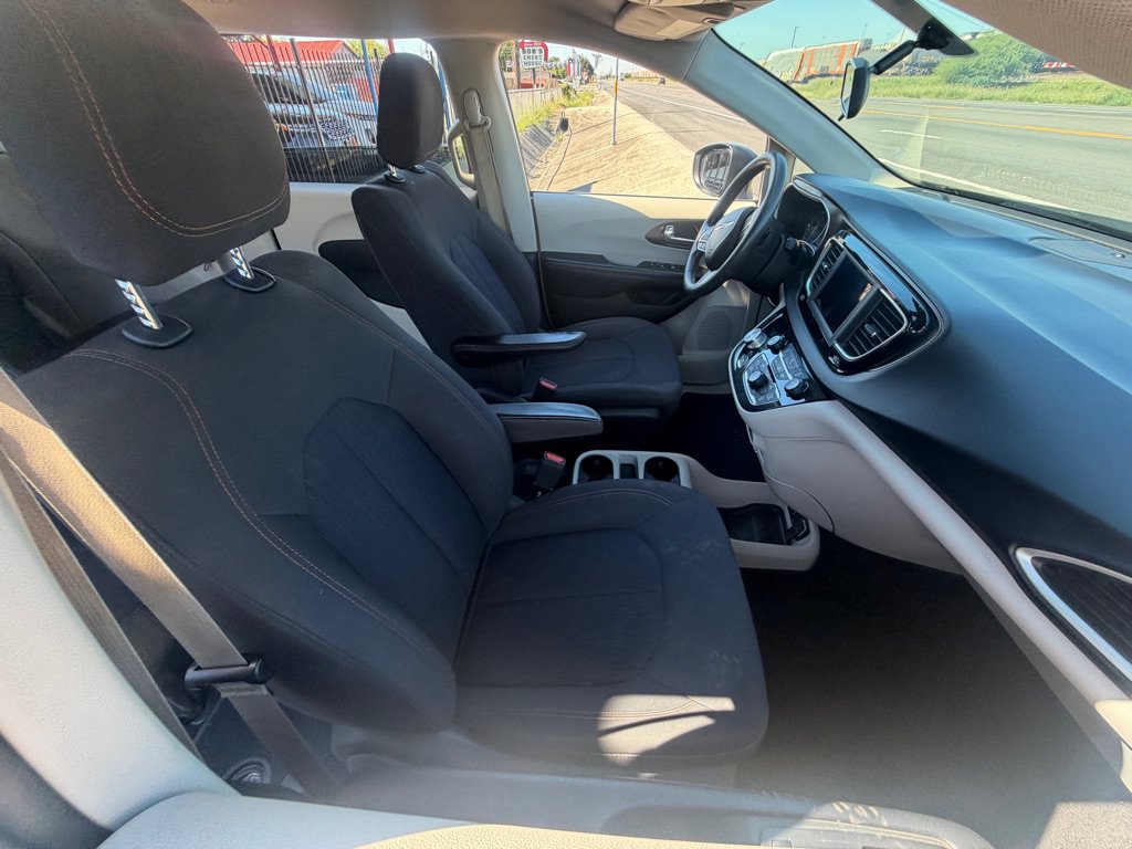 Used 2018 Chrysler Pacifica Touring FWD image 24