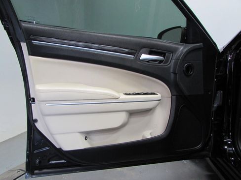 Used 2020 Chrysler 300 Touring image 12