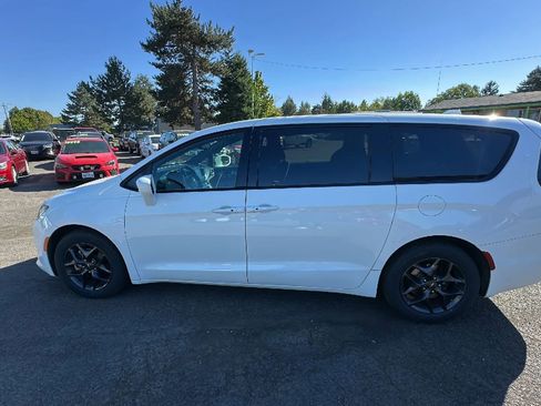 Used 2018 Chrysler Pacifica Touring Plus w/ S Appearance Package image 6