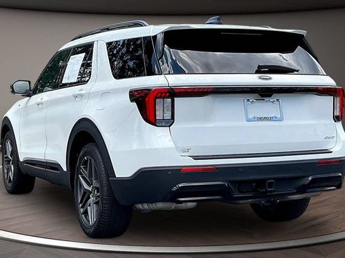 Used 2025 Ford Explorer ST-Line w/ ST-Line Street Pack AWD/4WD image 5