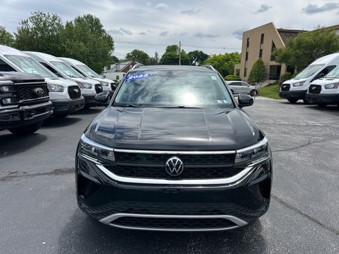 Used 2022 Volkswagen Taos SE w/ Panoramic Sunroof Package AWD/4WD image 2