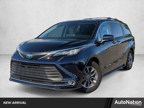 Used 2022 Toyota Sienna XLE image 1