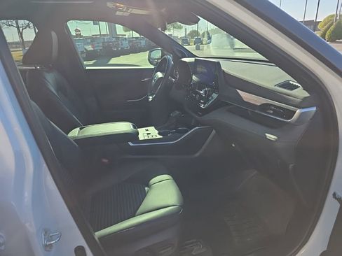 Used 2023 Toyota Highlander XSE image 12
