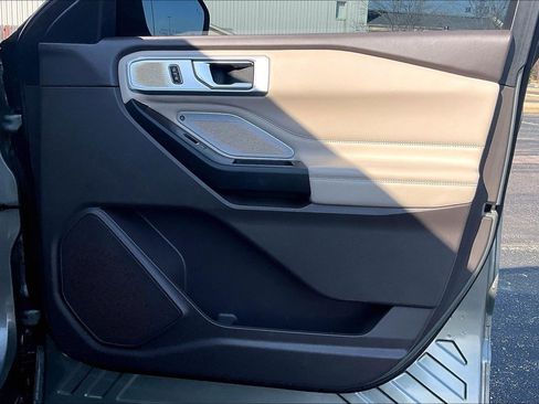 Used 2020 Ford Explorer Platinum w/ Premium Technology Package image 20