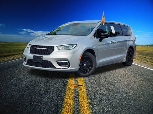 Used 2024 Chrysler Pacifica Touring-L FWD image 31
