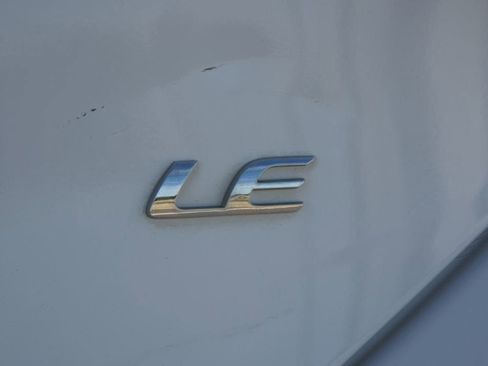 Used 2018 Toyota Corolla LE image 16