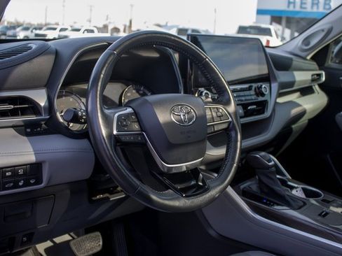 Used 2021 Toyota Highlander Platinum image 19
