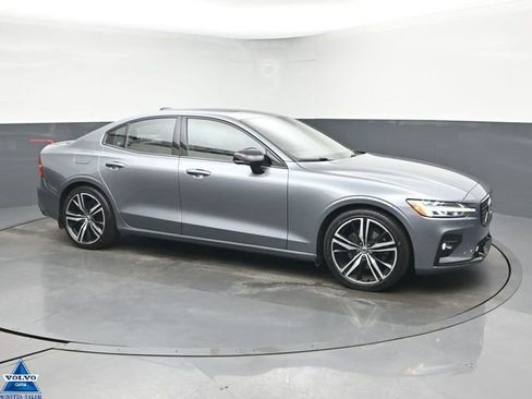 Used 2021 Volvo S60 T5 R-Design image 1
