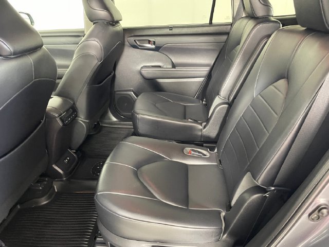 Used 2020 Toyota Highlander XLE AWD/4WD image 16