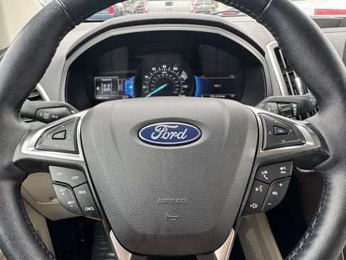 Used 2024 Ford Edge Titanium image 10