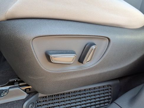Used 2024 Toyota Sienna LE FWD image 3