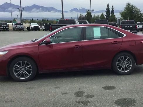 Used 2017 Toyota Camry SE image 5