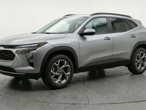 Used 2025 Chevrolet Trax LT w/ LT Convenience Package image 3