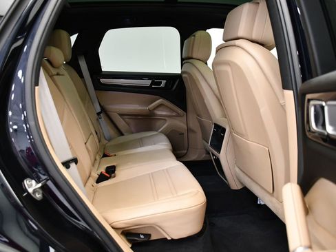 Used 2022 Porsche Cayenne Platinum Edition image 53