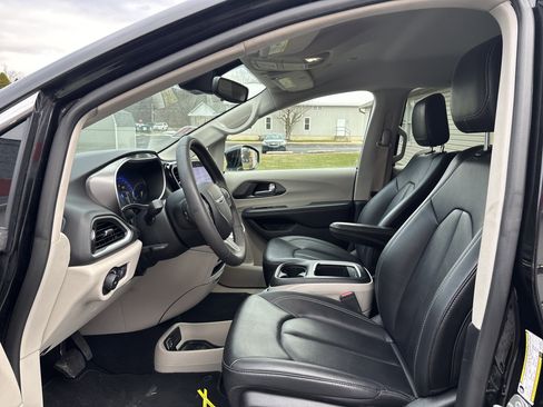 Used 2024 Chrysler Pacifica Touring-L image 13