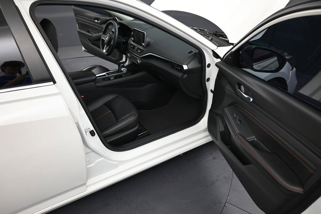 Used 2021 Nissan Altima 2.5 SR w/ SR Premium Package FWD image 17