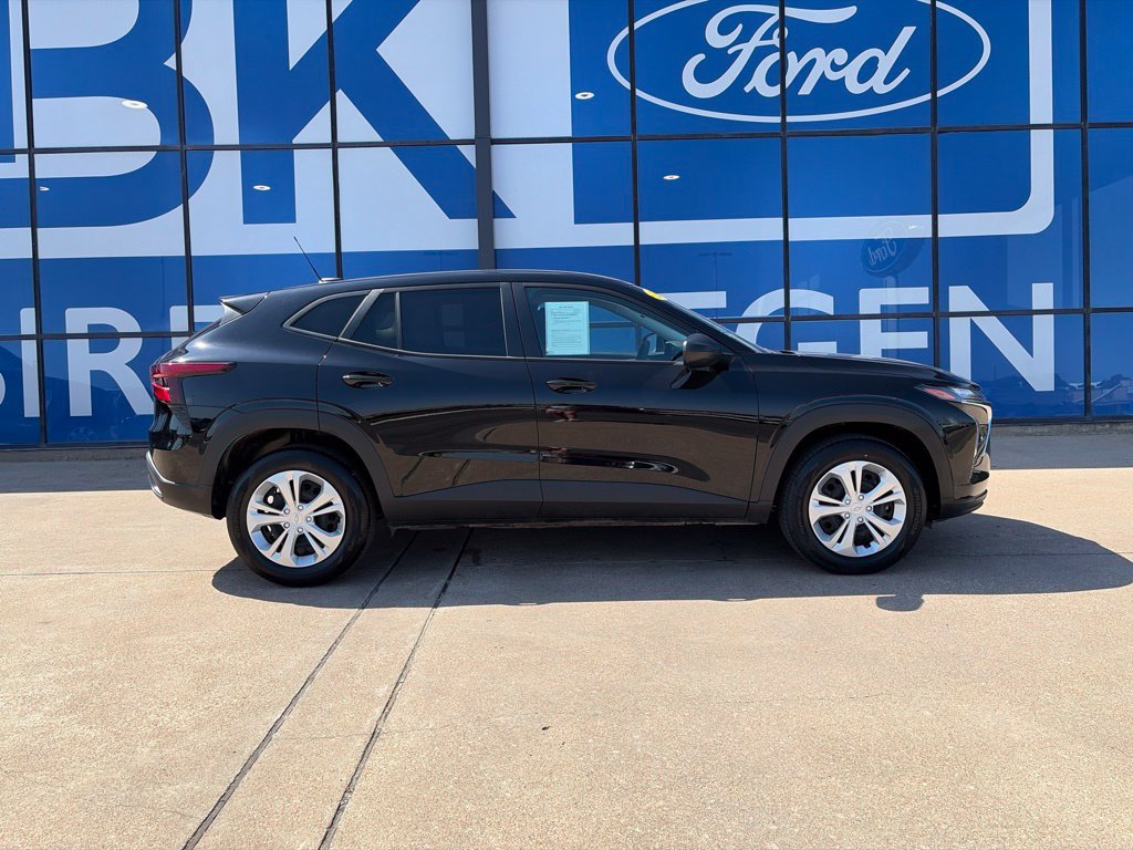 Used 2026 Chevrolet Trax LS FWD image 8