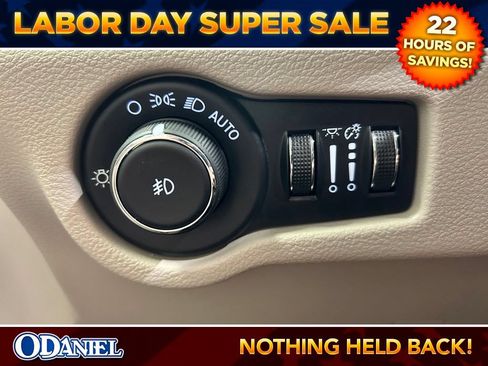 Used 2024 Chrysler Pacifica Touring-L FWD image 7