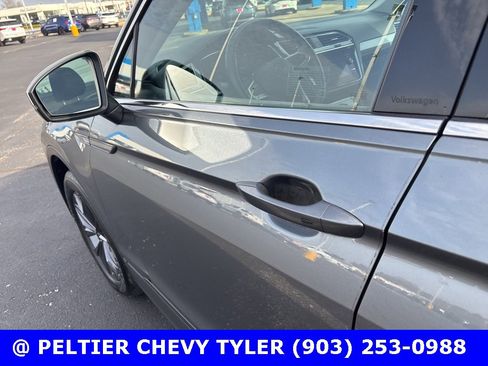 Used 2022 Volkswagen Tiguan SE w/ Panoramic Sunroof Package image 10