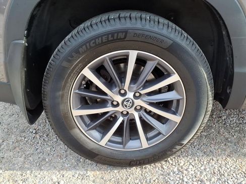 Used 2017 Toyota Highlander XLE image 11