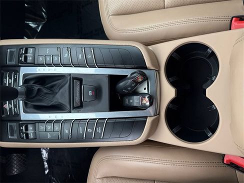 Used 2021 Porsche Macan image 22