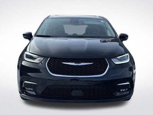 Used 2024 Chrysler Pacifica Touring-L image 3