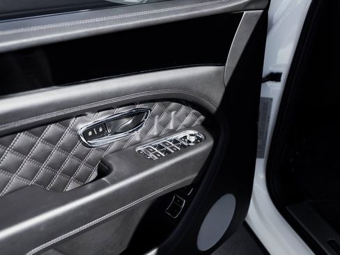 Used 2022 Bentley Bentayga image 19