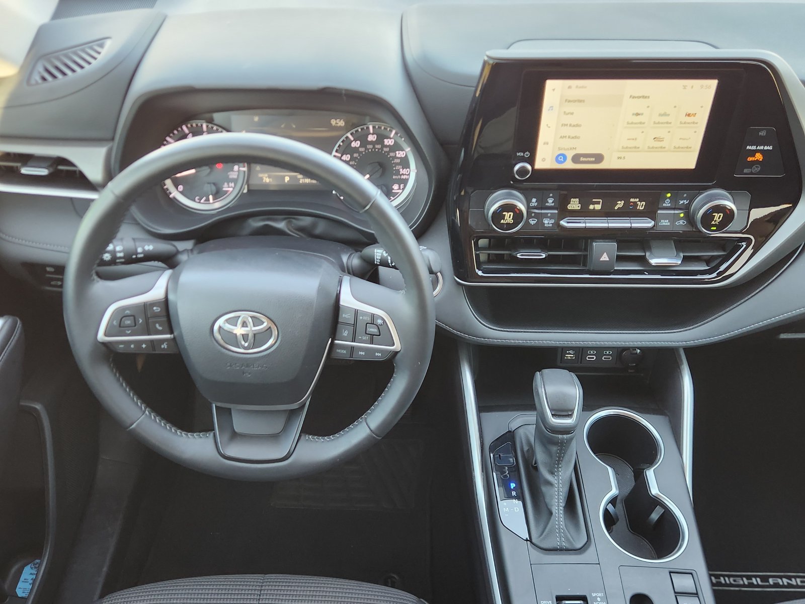 Used 2024 Toyota Highlander LE FWD image 31