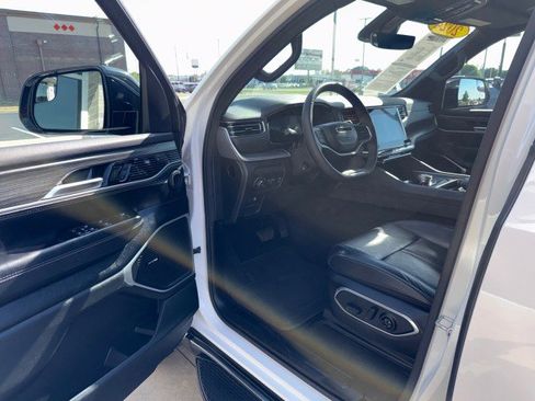 Used 2024 Jeep Wagoneer Series II w/ Flexible Seating Group RWD image 12