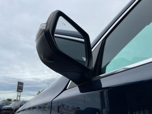 Used 2022 Chevrolet Traverse LT FWD image 15