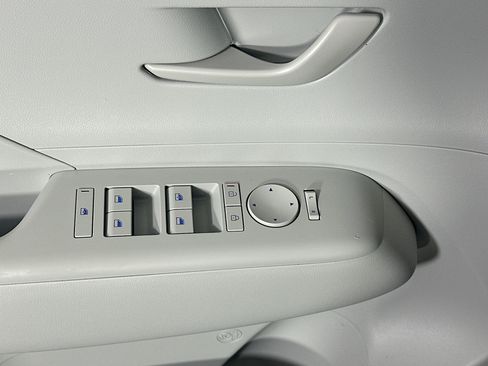 Used 2025 Hyundai Kona SE FWD image 14