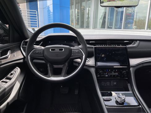 Used 2024 Jeep Grand Cherokee Limited w/ Luxury Tech Group II image 18