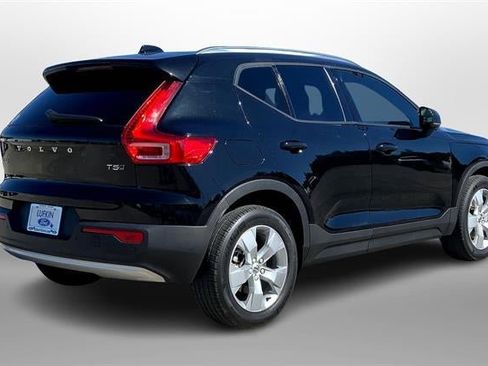 Used 2022 Volvo XC40 T5 Momentum image 13