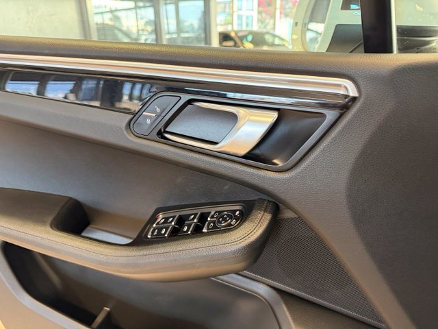 Used 2018 Porsche Macan AWD/4WD image 19