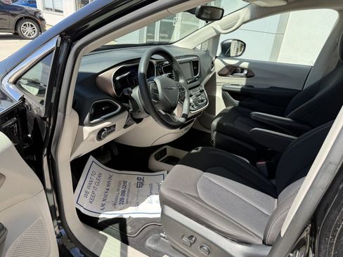 Used 2023 Chrysler Voyager LX FWD image 10