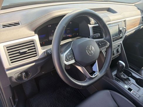 Certified 2022 Volkswagen Atlas SE image 4